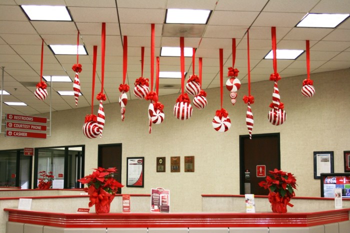 How to decorate your office desk at christmas