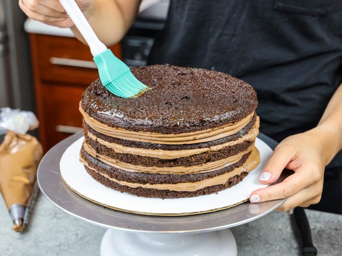 How to make chocolate syrup for cake decoration